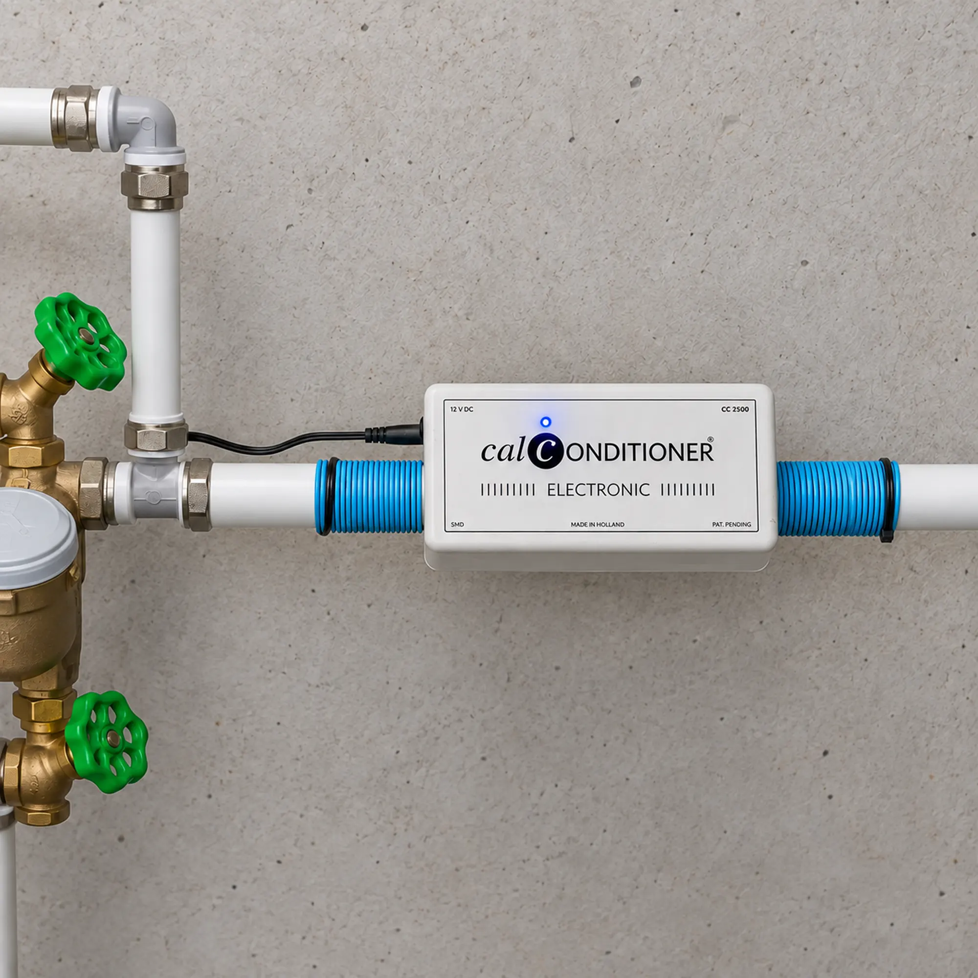 Calconditioner CC2500 an einer Kunststoff-Wasserleitung montiert