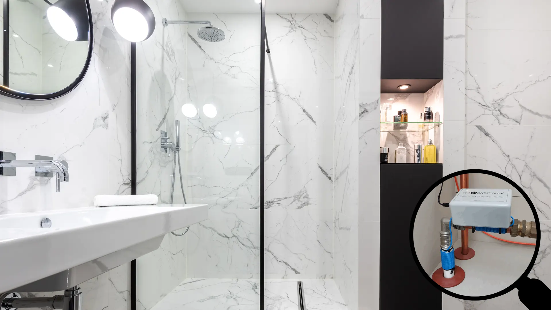Modernes Badezimmer mit glänzend sauberer Glasduschwand und Chromarmatur sowie Lupe mit dem umweltfreundlichen Calconditioner an den Wasserrohren.